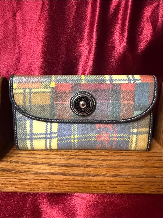 Dooney & Bourke Handbags - Dooney & Bourke wallet